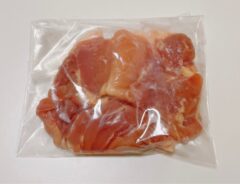 ビニール製の保存袋にいれられた鶏肉