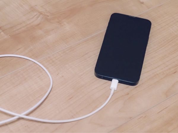 充電ケーブルに繋いだスマートフォン