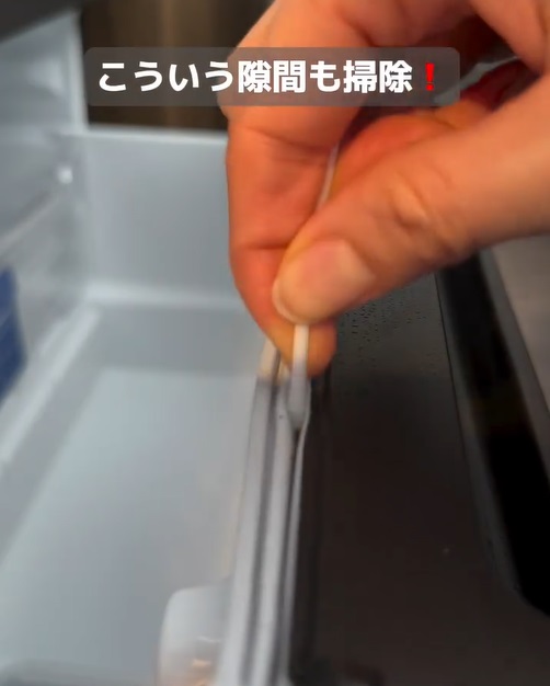 綿棒で隙間掃除を行う様子