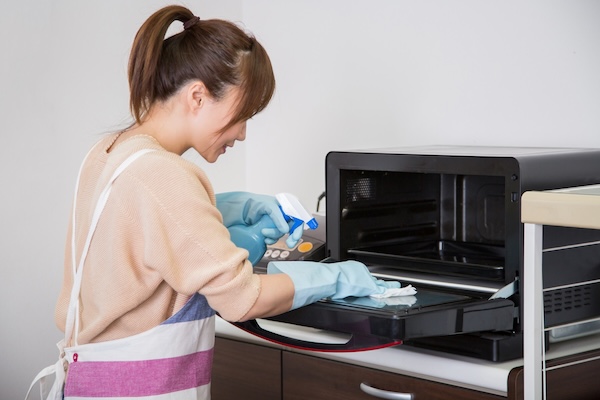 電子レンジの掃除をしている女性