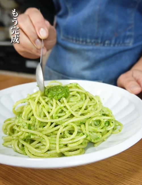 器に盛られた緑色のセロリのパスタ