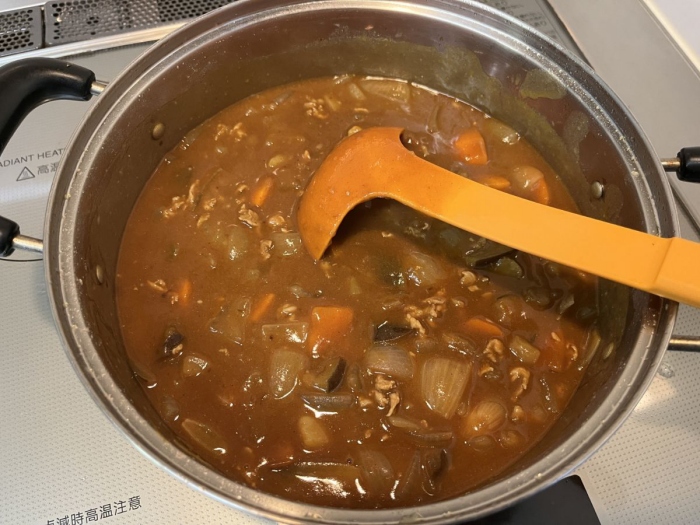 煮込まれているカレー