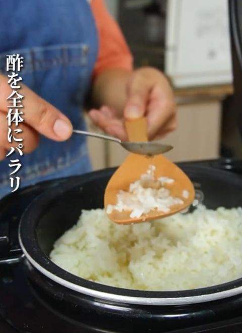 炊きあがったご飯に酢を入れる様子