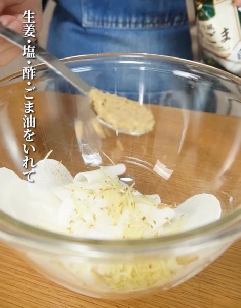 スライスした長芋が入ったボウルに調味料を入れる様子