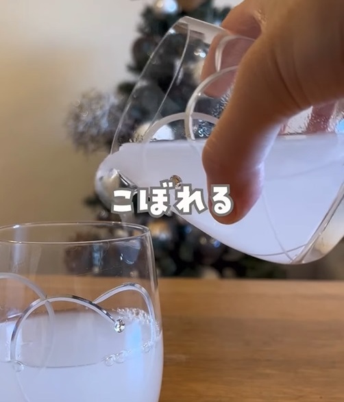 飲み物が溢れる様子