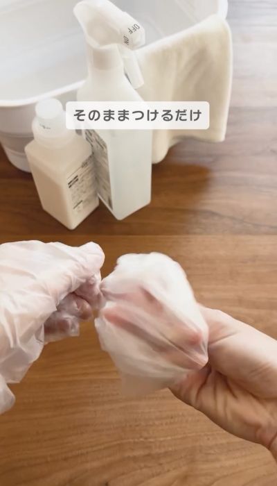 左手の手袋を右手に着ける様子