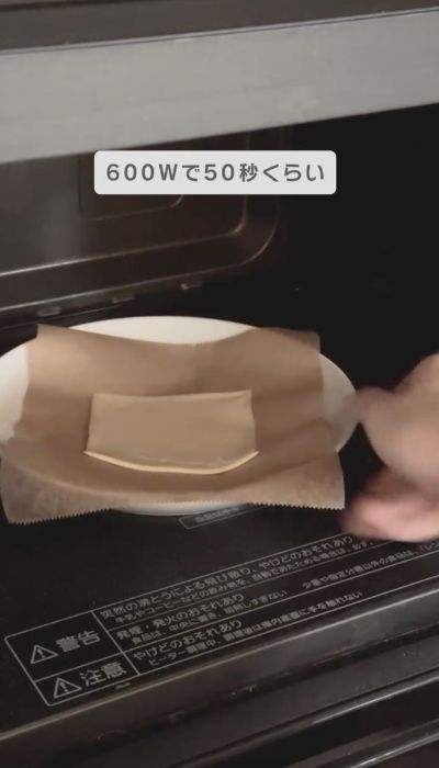 お皿を電子レンジに入れる様子