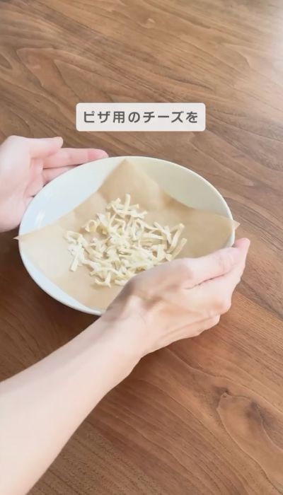 ピザ用チーズをクッキン技シートに広げた様子