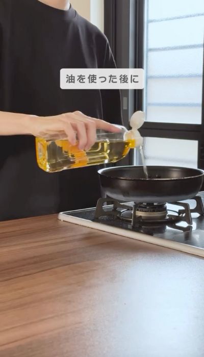 フライパンに油を注いでいる様子