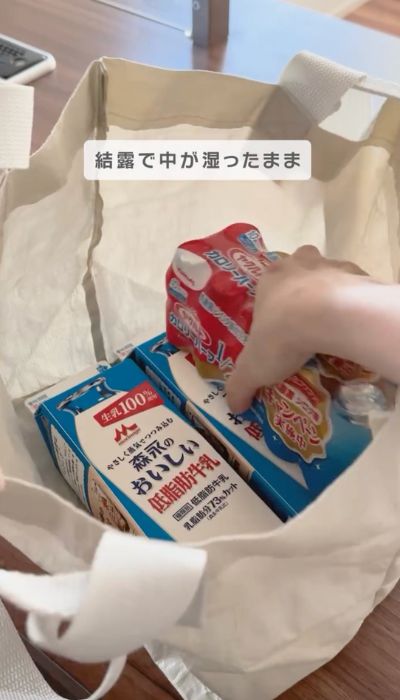 エコバッグから冷蔵食品を取り出す様子