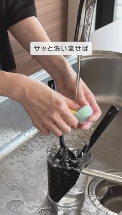 水ですすでいる様子