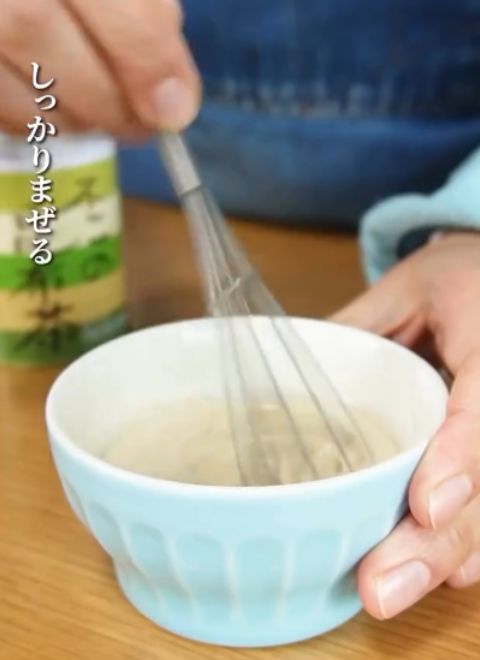 器の中に調味料を入れて泡だて器で混ぜる様子