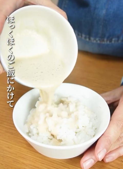 混ぜ合わせた調味料を茶碗に入れたごはんにかける様子