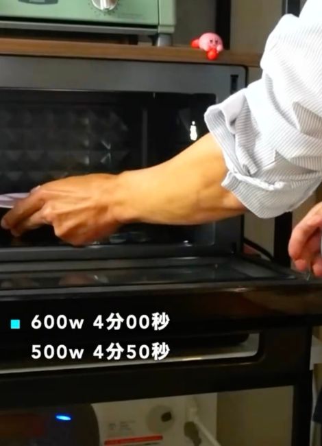 鶏肉の入った耐熱皿にふたをして電子レンジに入れる様子