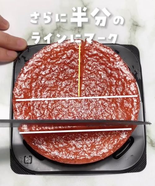 ホールケーキの横半分に入れたマークよりさらに半分のラインにマークを付ける様子