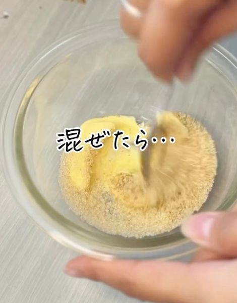 「ごまマヨネーズだれ」をスプーンで混ぜ合わせる様子