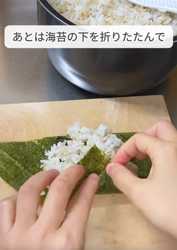 はなマル（hanamaru__kurashi）さんがInstagramで紹介した、握らないおにぎりの作り方