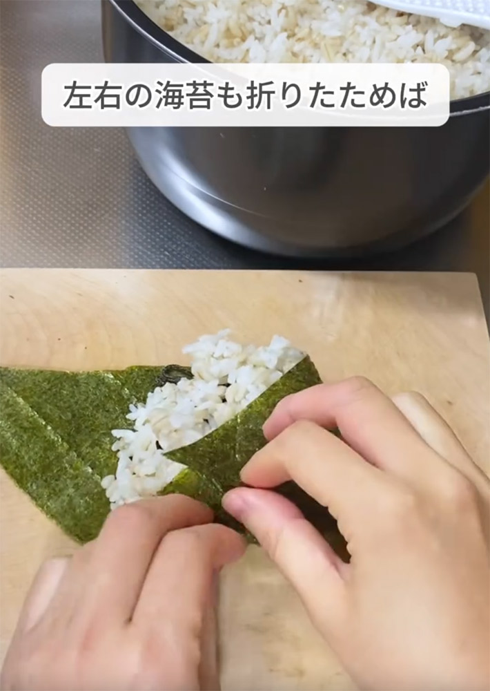 はなマル（hanamaru__kurashi）さんがInstagramで紹介した、握らないおにぎりの作り方