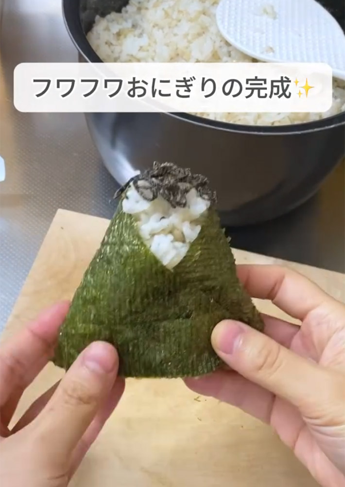 はなマル（hanamaru__kurashi）さんがInstagramで紹介した、握らないおにぎりの作り方