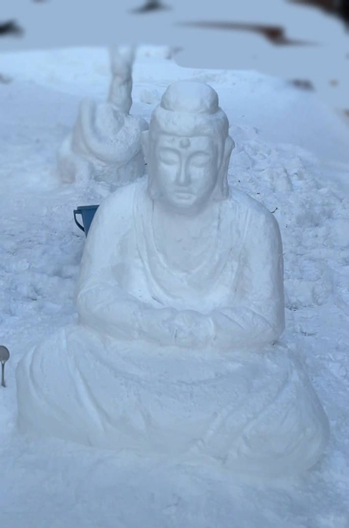 雪で作った仏像