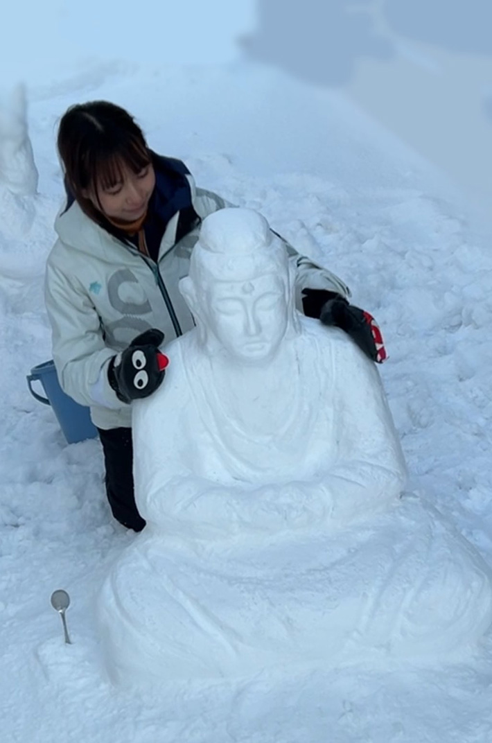 雪で作った仏像