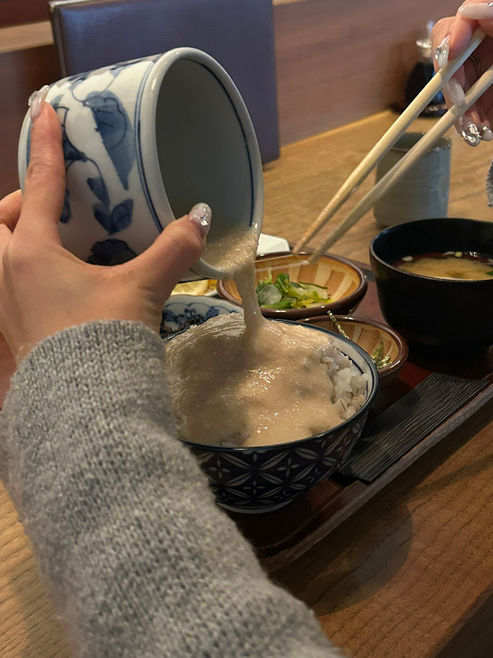 麦とろ定食の写真