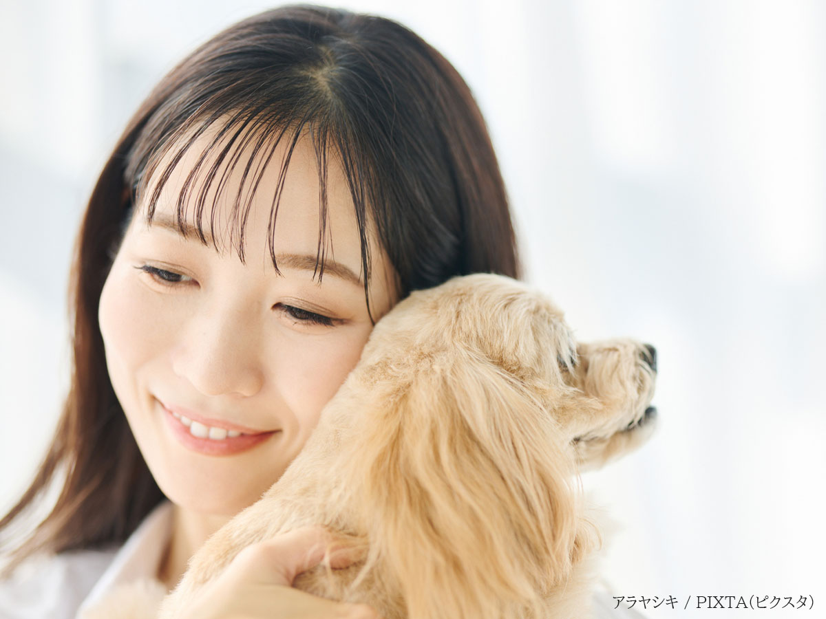 女性と犬の写真