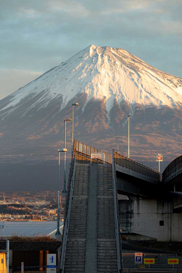 富士山と歩道橋の写真