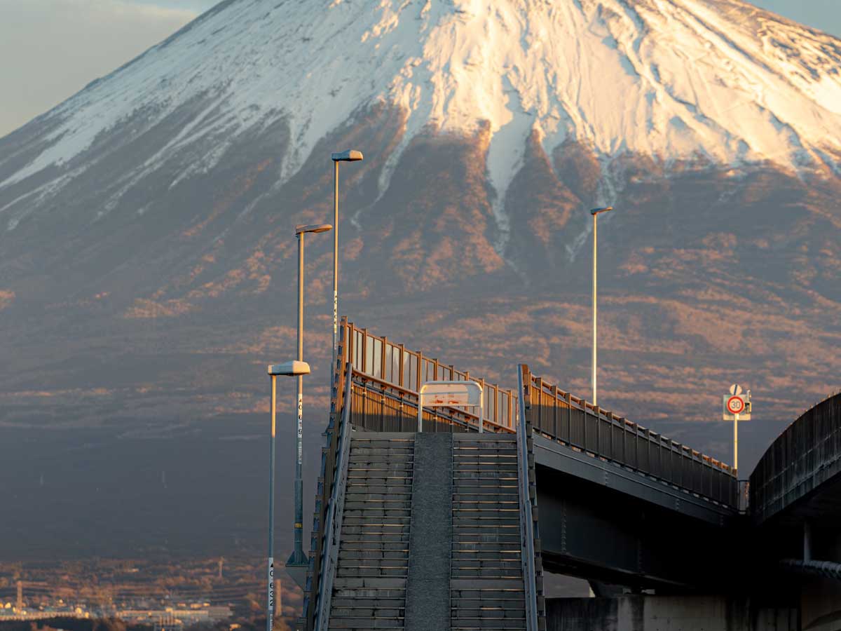 富士山と歩道橋の写真