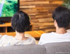 テレビを見る夫婦