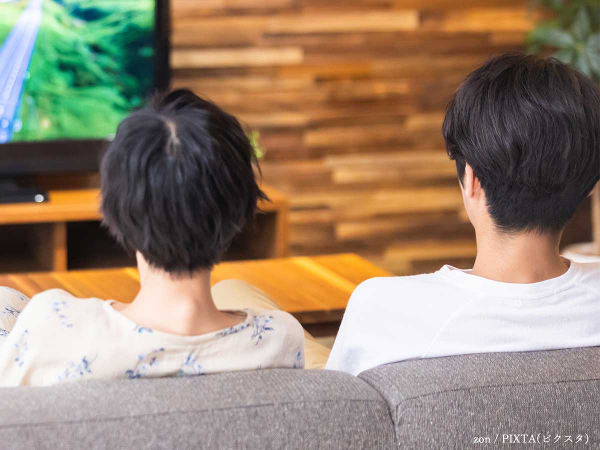 テレビを見る夫婦