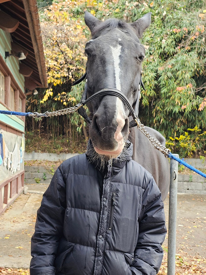 学生と馬の写真