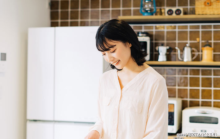 キッチンにいる女性の写真