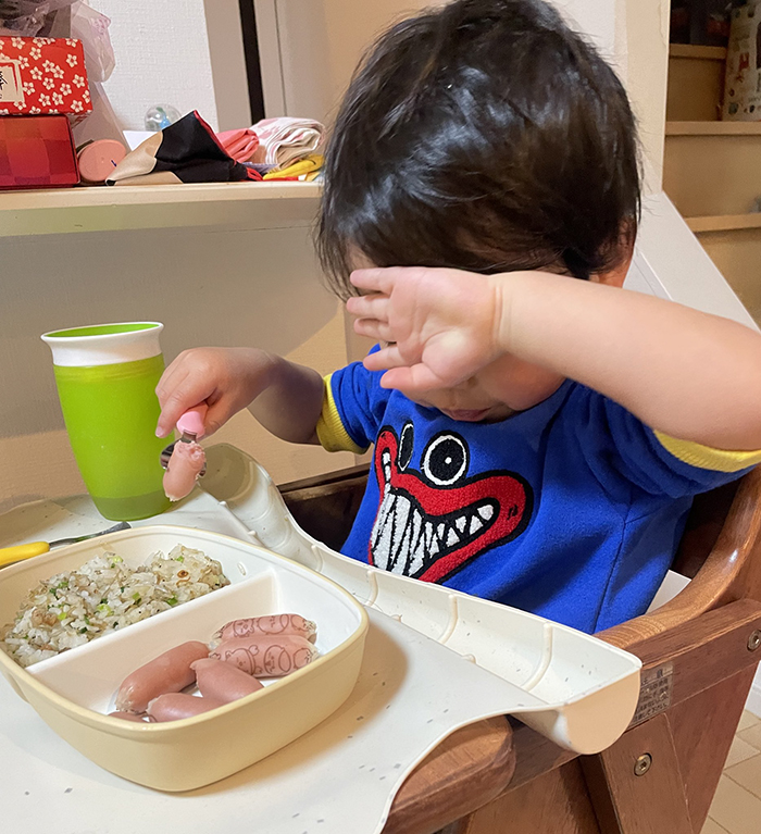 ご飯を食べる２歳児の写真