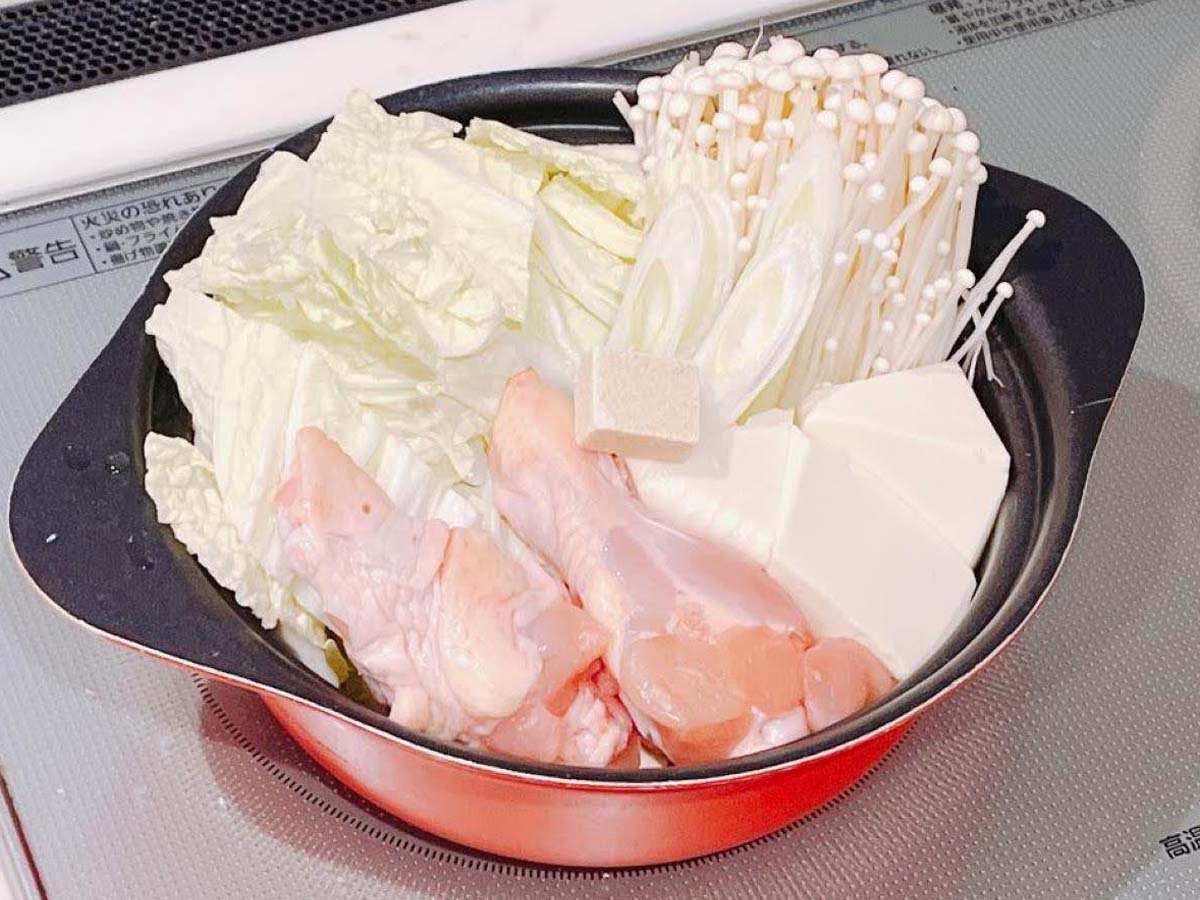 「鍋キューブ 鶏だし・うま塩」で鍋を作る写真