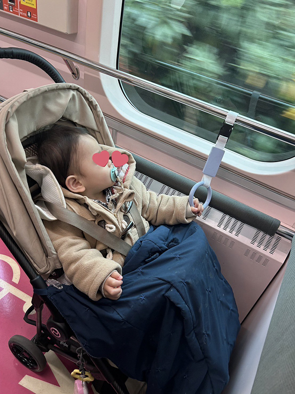 電車に乗る子供の写真