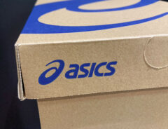 「いつもより足がダルくないんだけど!」「この快適さ知ったら後戻りできないや」 通勤シューズに『アシックス』を選んでみて!