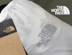 「普段着の上にこれはぜったい合う！」「都会的だからスーツとも相性がいい」　サッと着れる『ノースフェイス』の人気ジャケットが大好評！