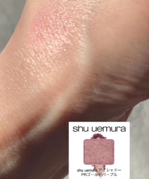 「shu uemura」のアイシャドウを手の甲にのせた様子