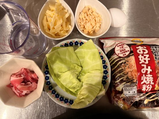 電子レンジを使って作るお好み焼きの材料を並べた写真