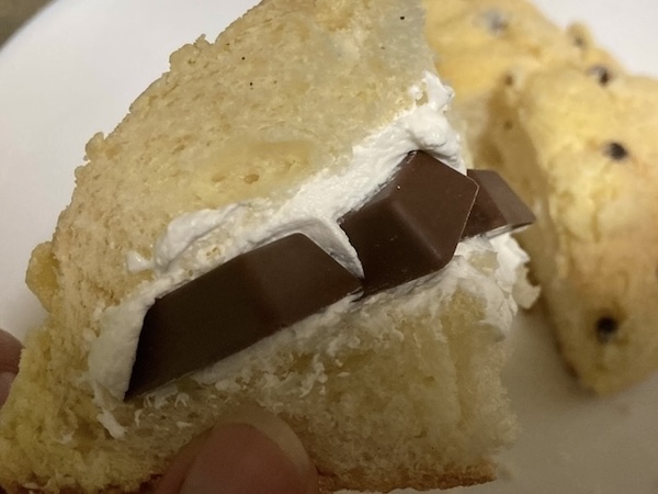 メロンパンにチョコレートを入れた様子