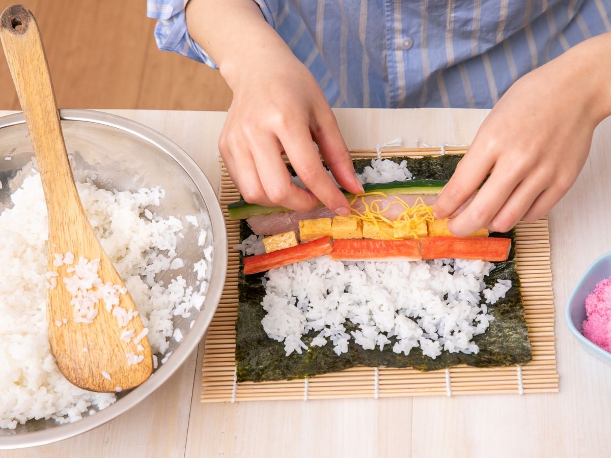 ちらし寿司を作っている様子