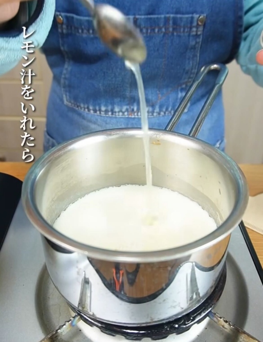 レモン汁を鍋に入れている様子