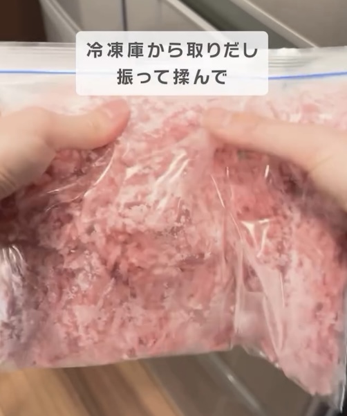 ひき肉を揉む様子