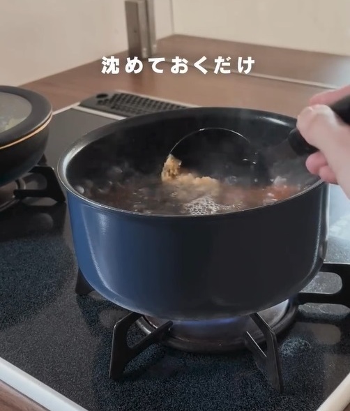 鍋にお玉を入れている様子