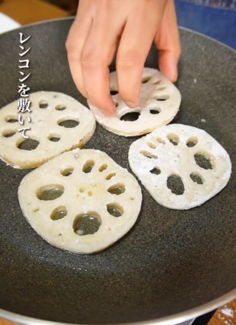 油を引いたフライパンにレンコンを並べる様子