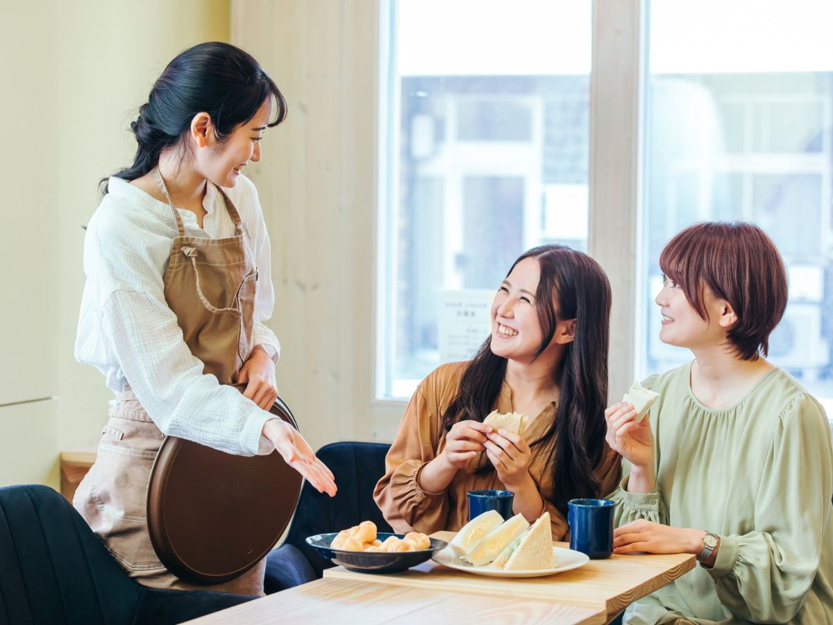 店員と談笑する客