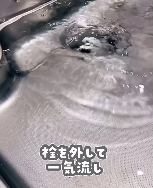 排水口にお湯を流している様子