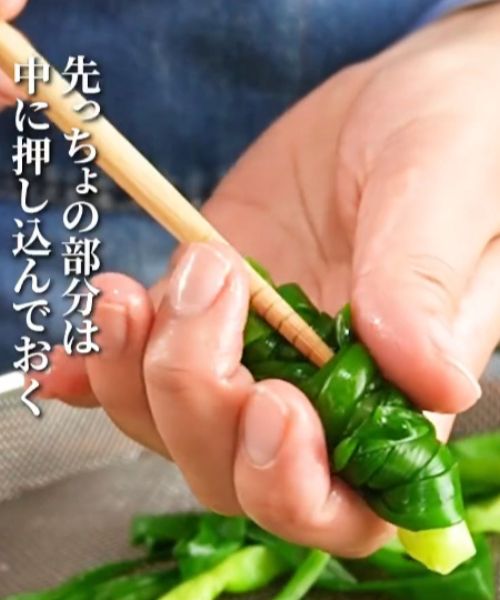 巻き終わりの部分を菜箸で中に押し込む様子