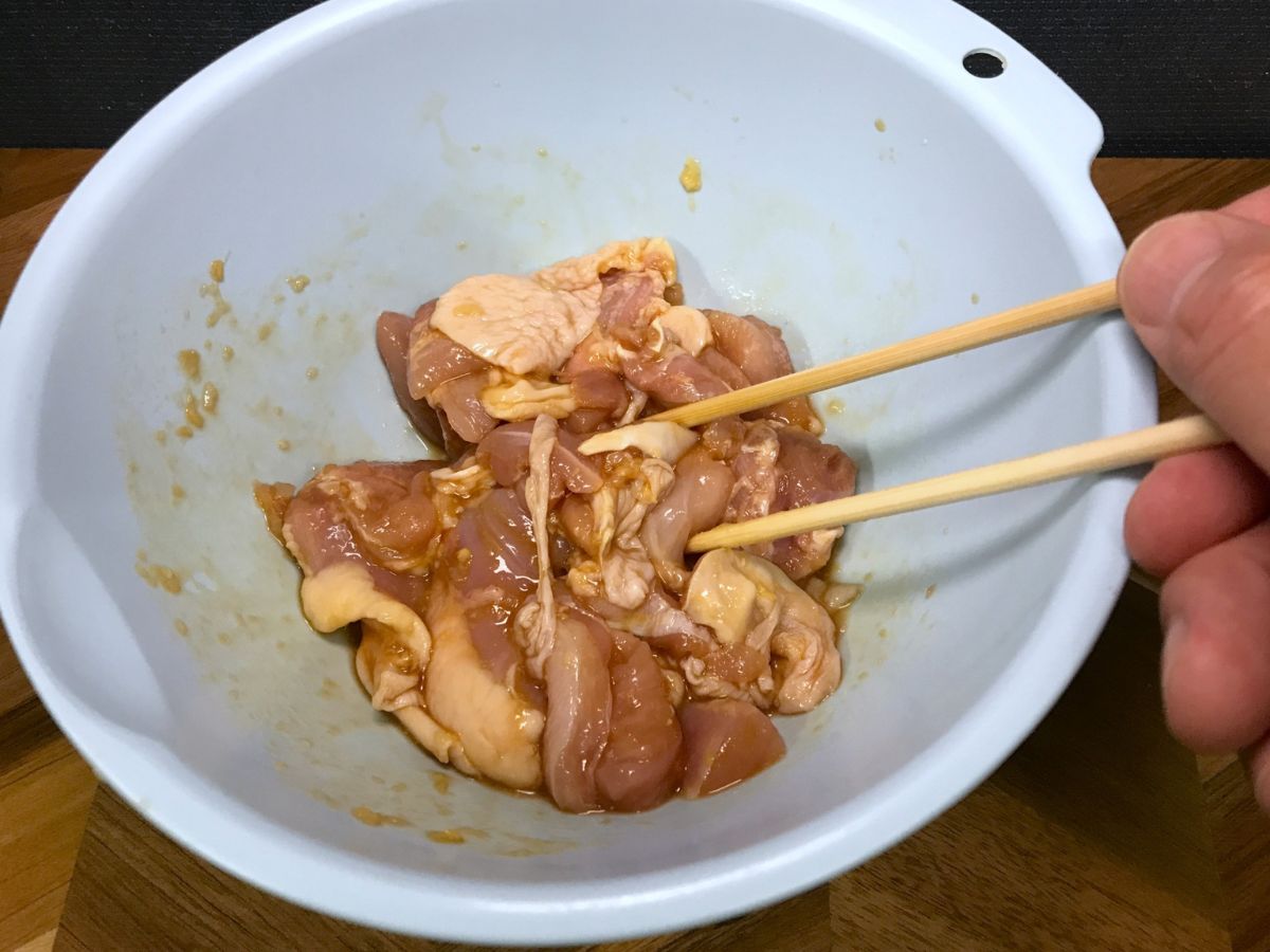 鶏肉の下処理をしている様子